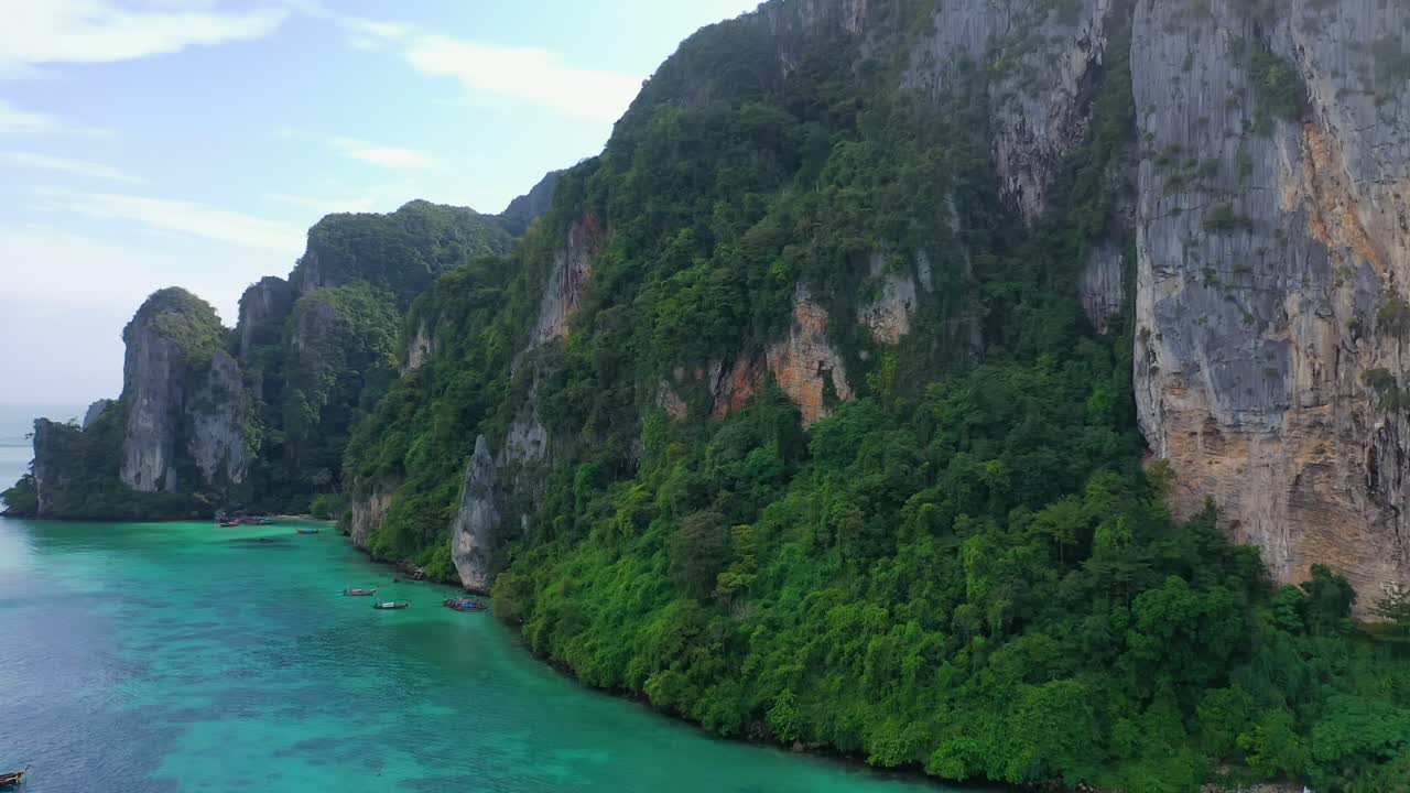 Cảnh quay drone từ trên cao đảo nhiệt đới Koh Phi Phi - Thiên đường du lịch Thái Lan