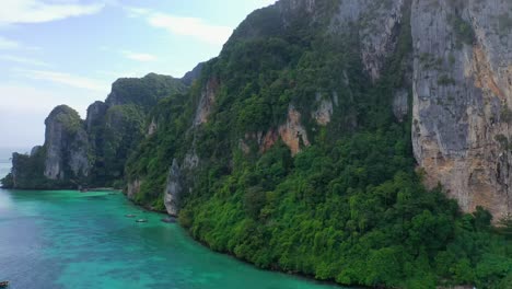 Toma-Aérea-De-Drones-Isla-Tropical-Koh-Phi-Phi---Paraíso-Turístico-De-Tailandia