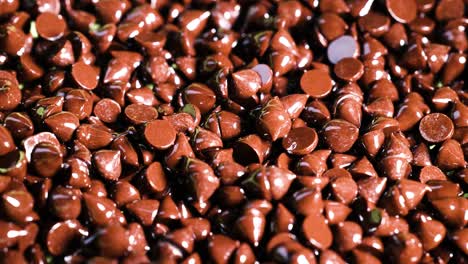vista de cerca de las fichas de chocolate en movimiento