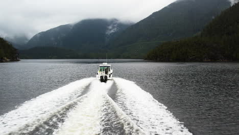 Power-boat-leaves-wake-as-it-cruises-on-scenic-Clayoquot-Sound