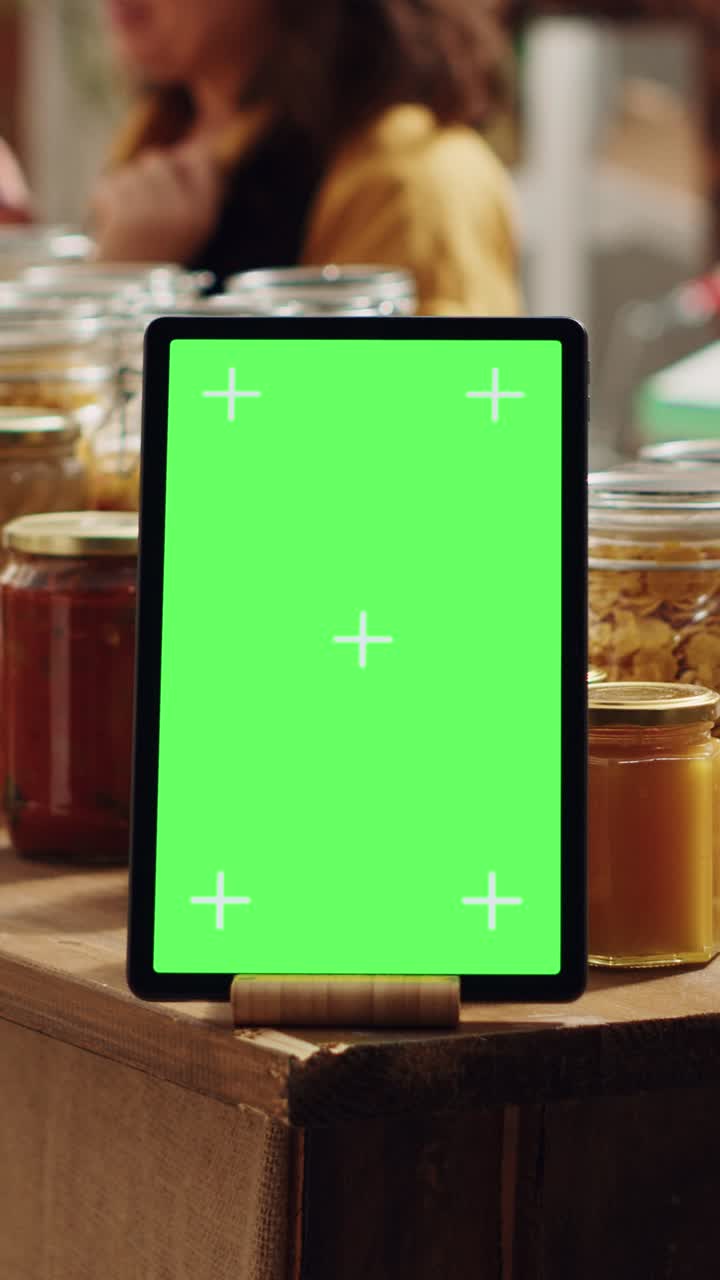 Lodret video Mockup tabletannonce i en økologisk dagligvarebutik