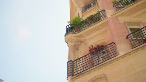 Architektonische-Details-Eines-Mehrfamilienhauses-In-Paris,-Frankreich-Mit-Original-Loggia