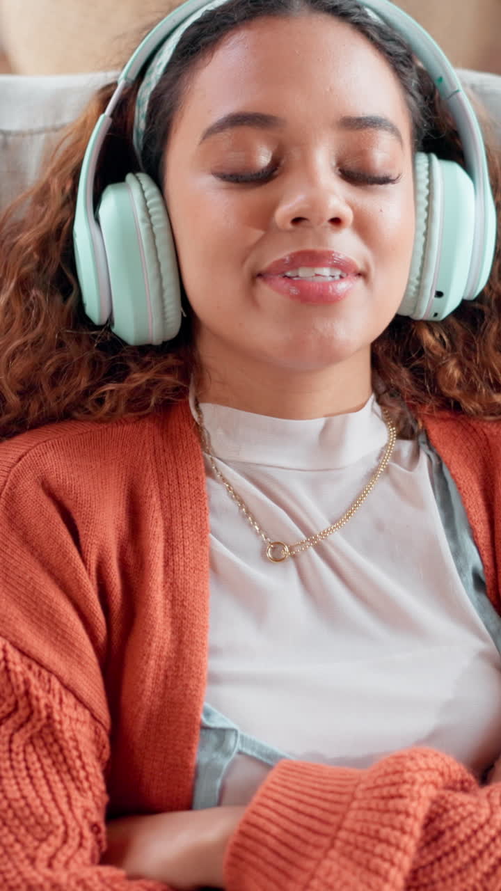 Giovane donna che si rilassa e si gode la musica con le cuffie