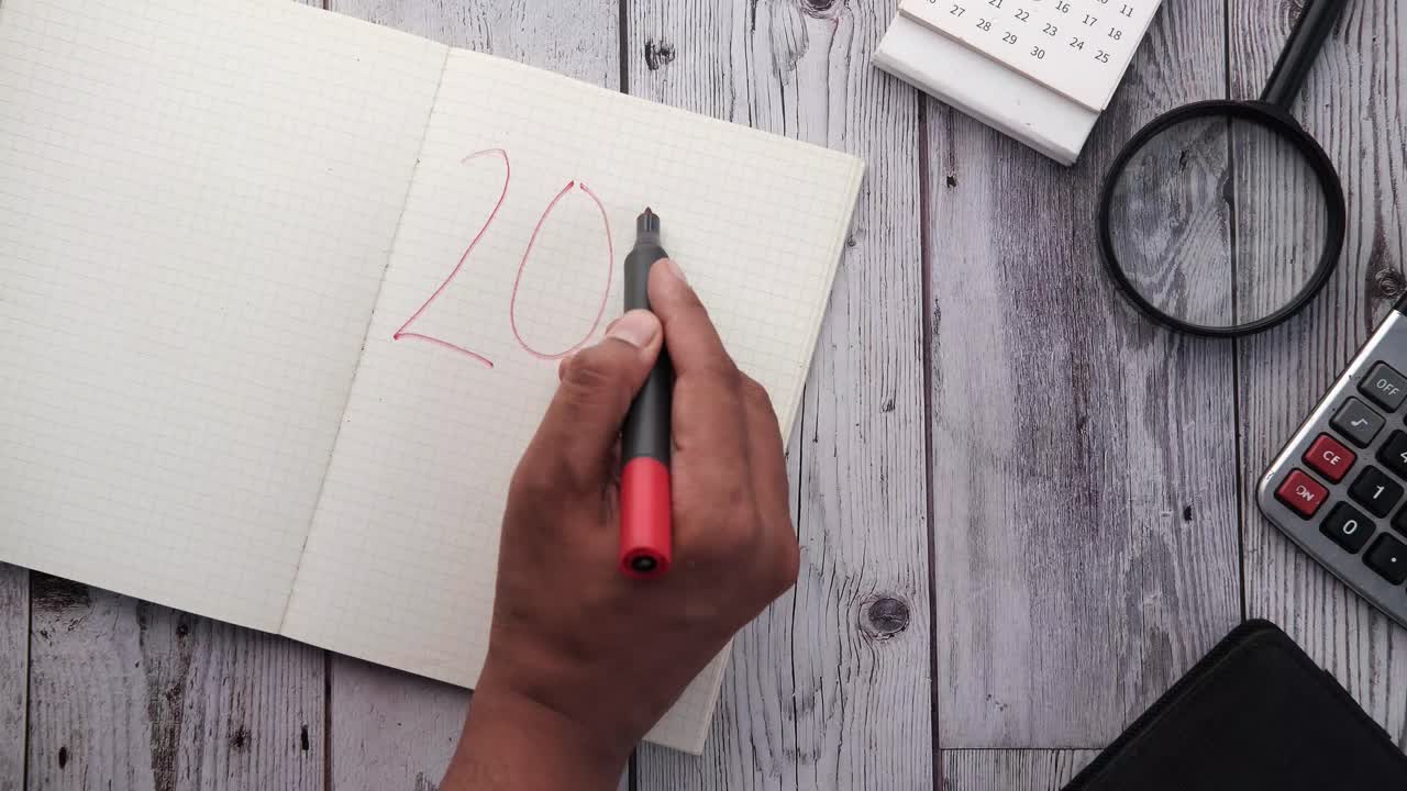 손으로 2021번과 2022번을 노트북에 적어