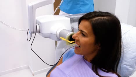 Patientin-Erhält-Zahnärztliche-Behandlung