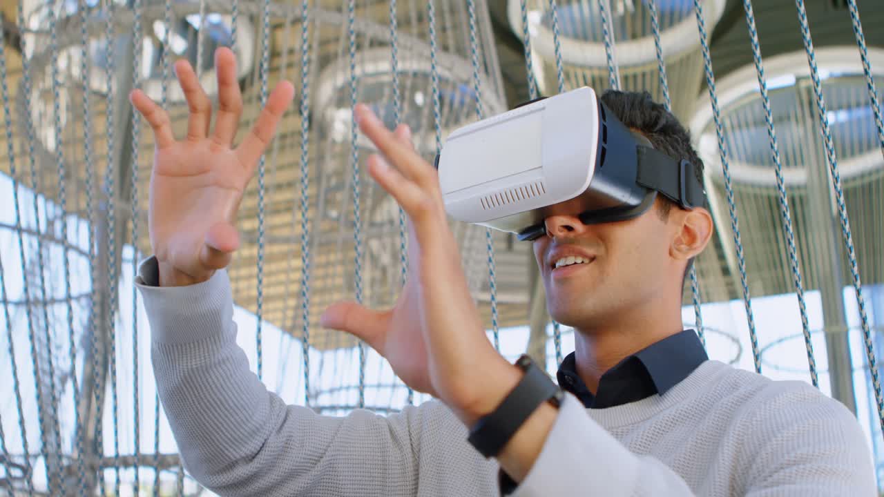 Pendolare uomo che usa il visore per la realtà virtuale 4k