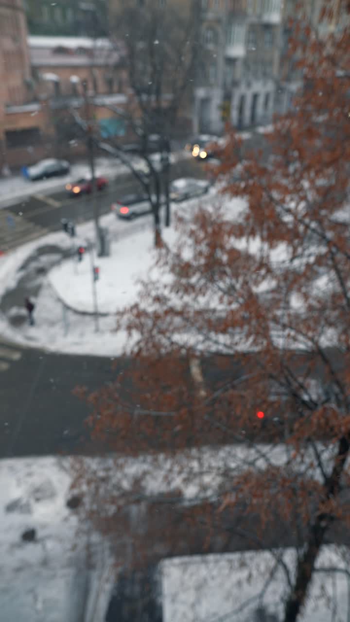 눈 인 도시 교차로 위에서 볼 수 있습니다.