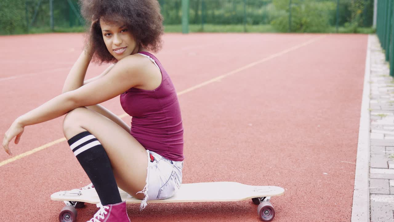 encantador modelo en campo de deportes