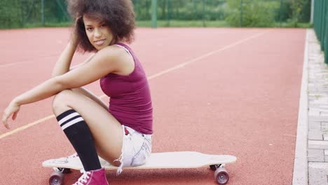 charmantes model auf sportplatz