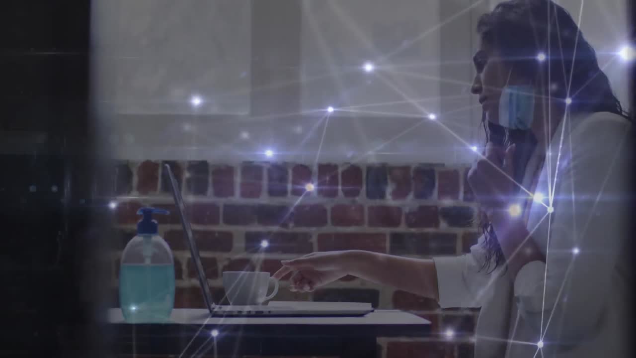 animation des netzwerks von verbindungen über geschäftsfrau im büro