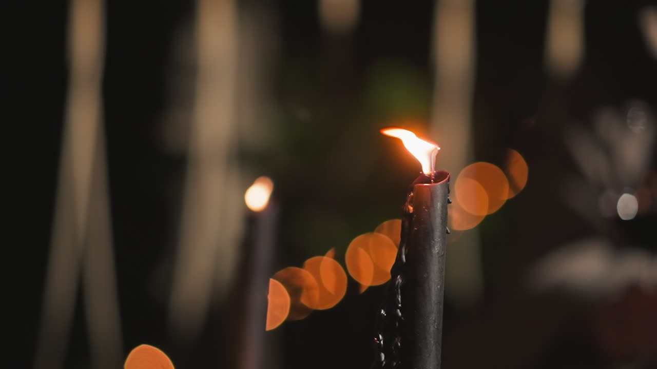 quemando velas negras en la noche