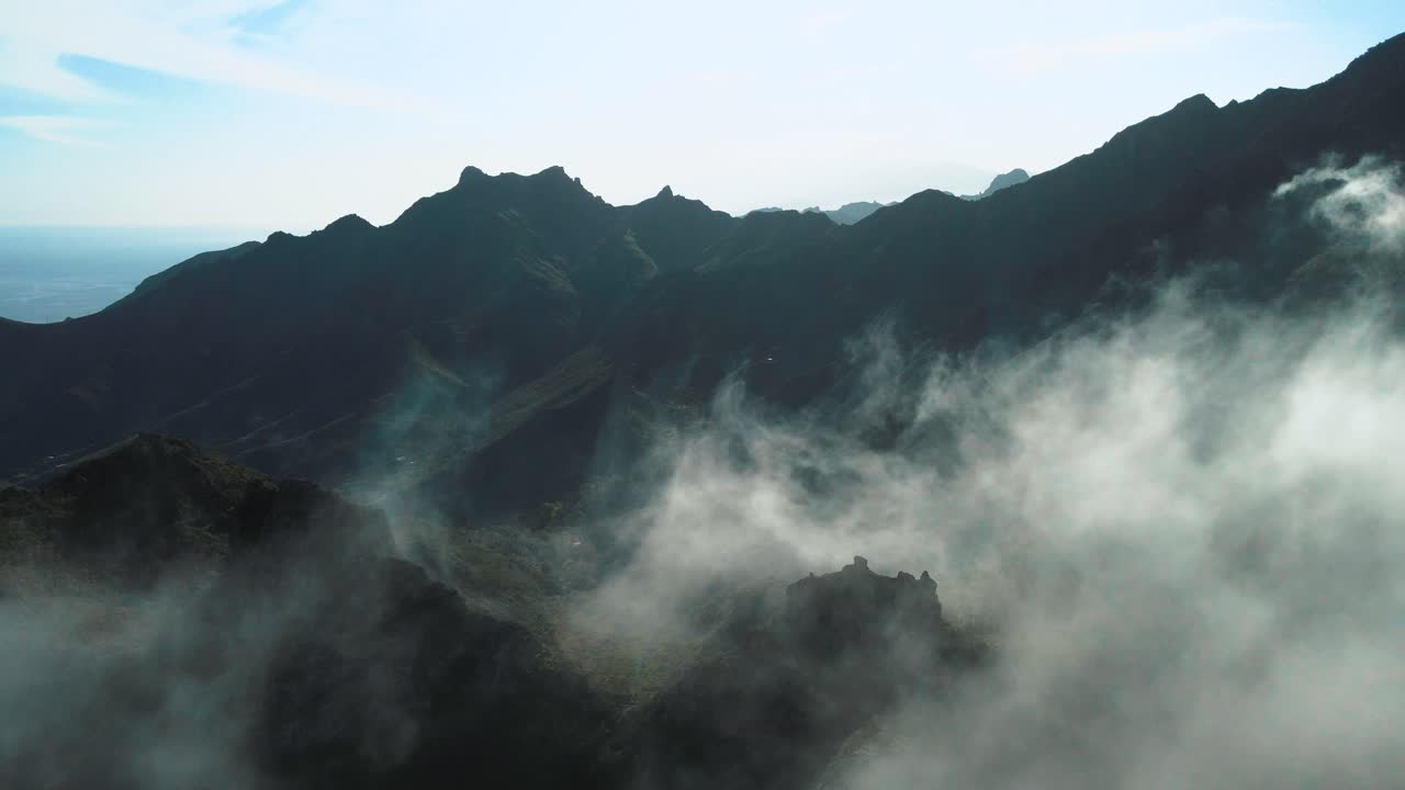 압연 구름, 스페인으로 덮여 산의 마음을 사로잡는 공개 샷