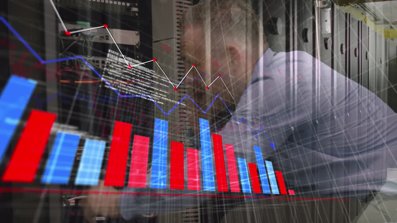 animación de gráficos y procesamiento de datos sobre hombre caucásico trabajando en la sala de servidores de computadora