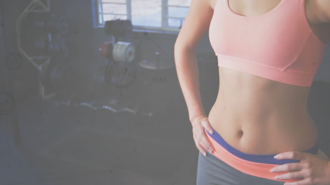 Donna che regola la cintura in palestra mentre la telecamera si sposta verso l'alto, rivelando icone di rete per il fitness