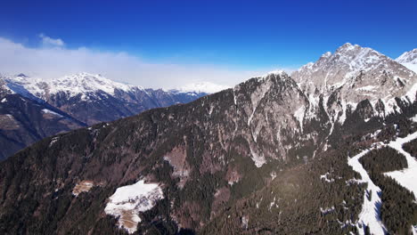 vista aérea de la cordillera nevada en italia cerca del lago de garda