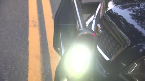 toma panorámica de un coche de policía de cerca con las luces encendidas