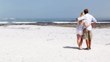 Pareja-Feliz-Disfrutando-De-La-Vista-En-La-Playa