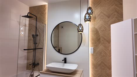 Baño-Elegante-Con-Luces-LED-Y-Color-Dorado.