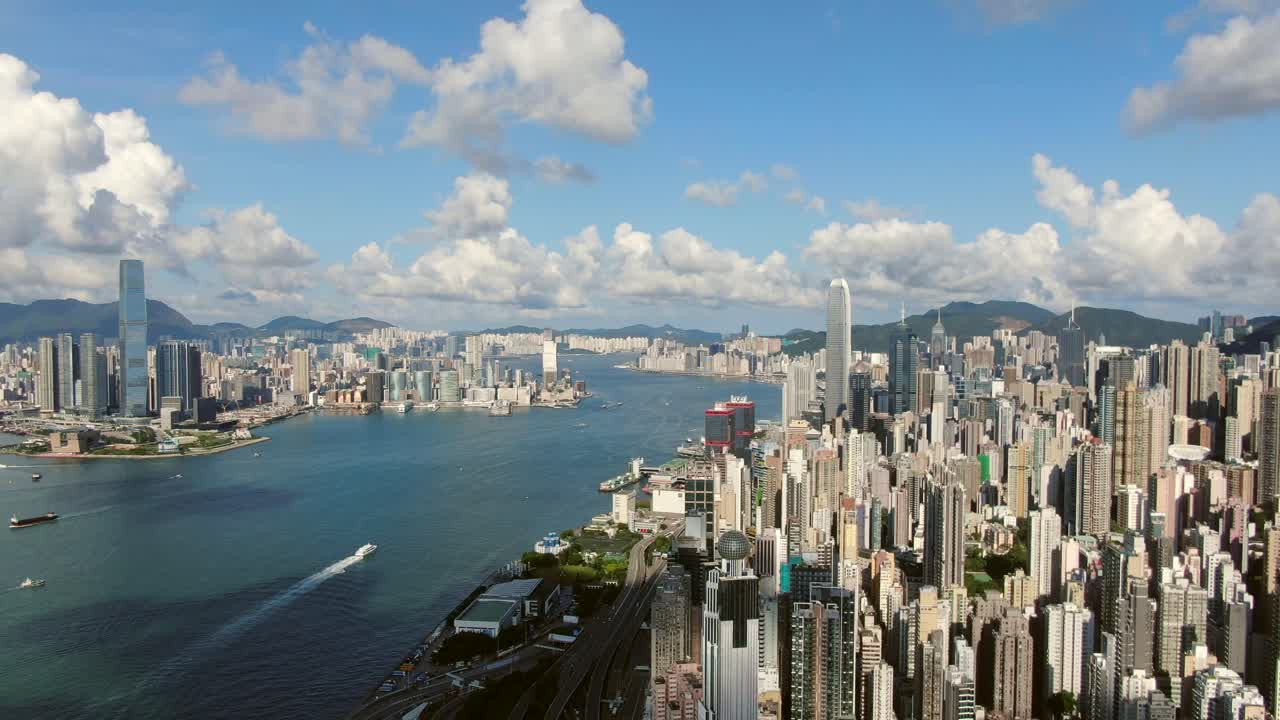 Letecký pohled na panorama Hongkongského zálivu za krásného dne.