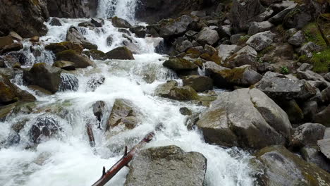 Nahaufnahme---Einsteckaufnahme-Eines-Mehrstufigen-Wasserfalls-In-Alaska,-Der-Sich-Mehrere-Fußmeter-Nach-Oben-Bewegt