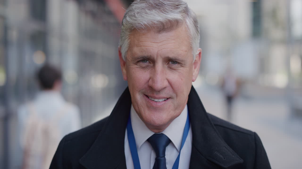 retrato profesional hombre de negocios sénior sonriendo mirando a la cámara confiado líder corporativo disfrutando de un estilo de vida urbano exitoso vistiendo moda formal en la ciudad