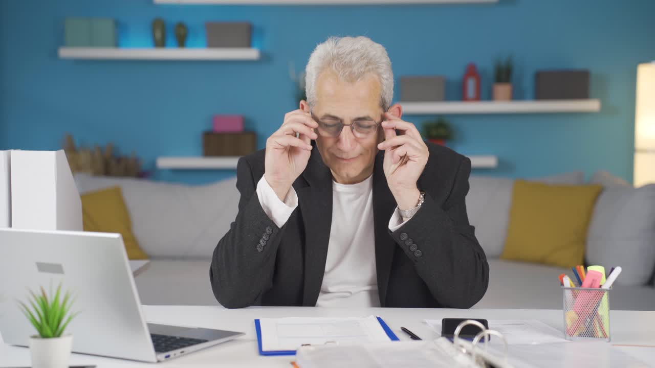 홈 오피스 직원 남자가 카메라에 미소 짓고 있다.