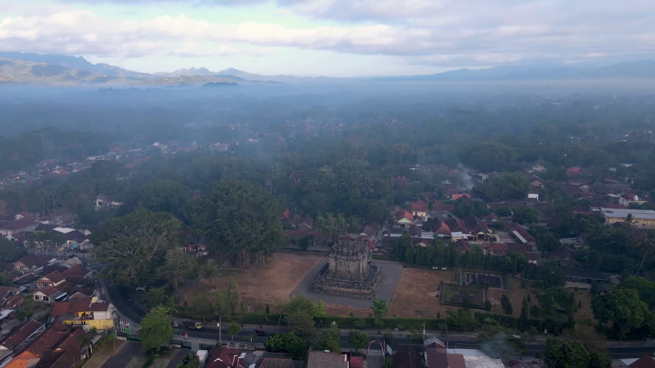 vista aérea de alto ângulo do monumento de pedra do templo de mendut