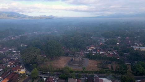 vista aérea de alto ángulo del monumento de piedra del templo de mendut