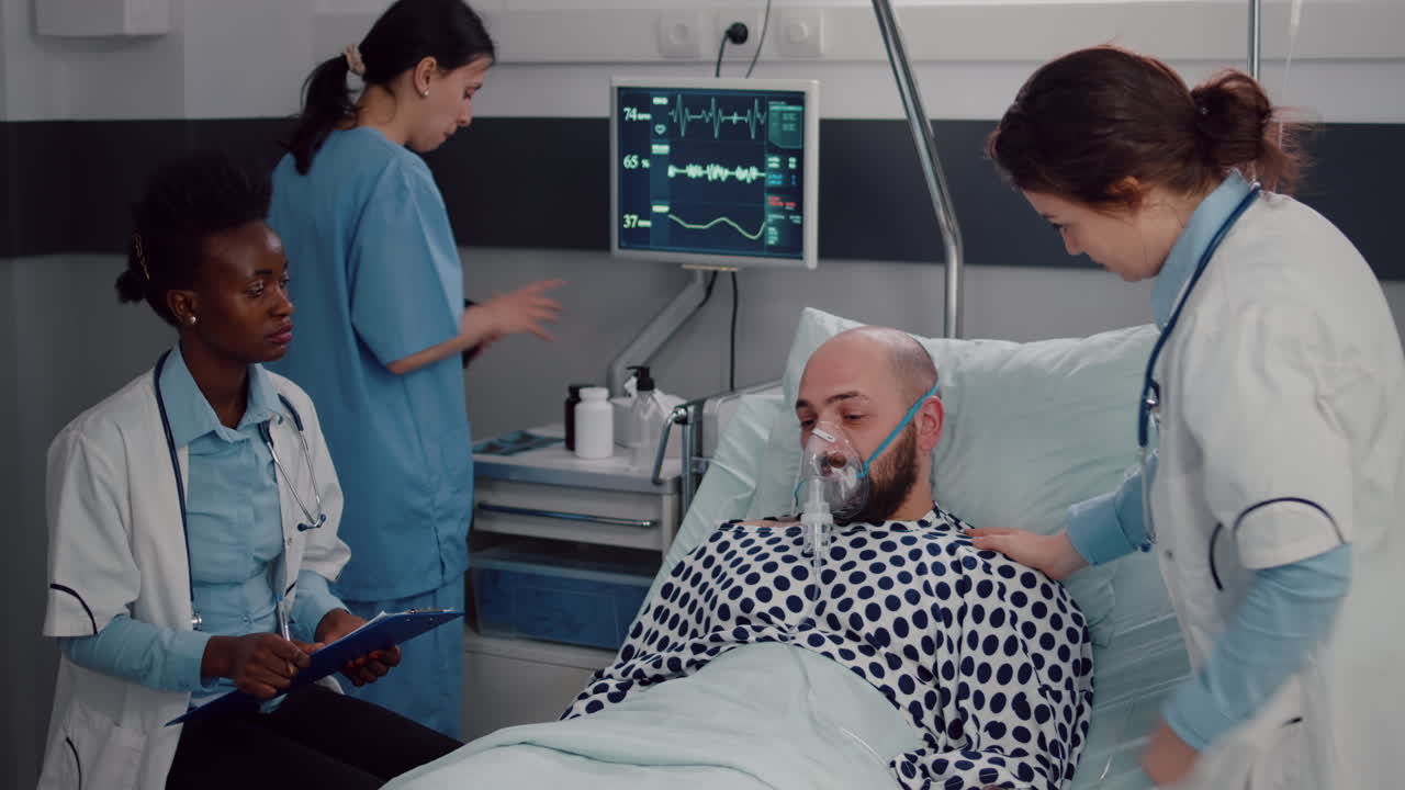 médico afroamericano discutiendo con un hombre enfermo escribiendo síntomas de enfermedad