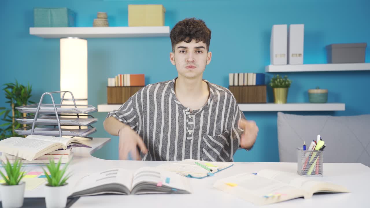 el estudiante advierte con enojo.