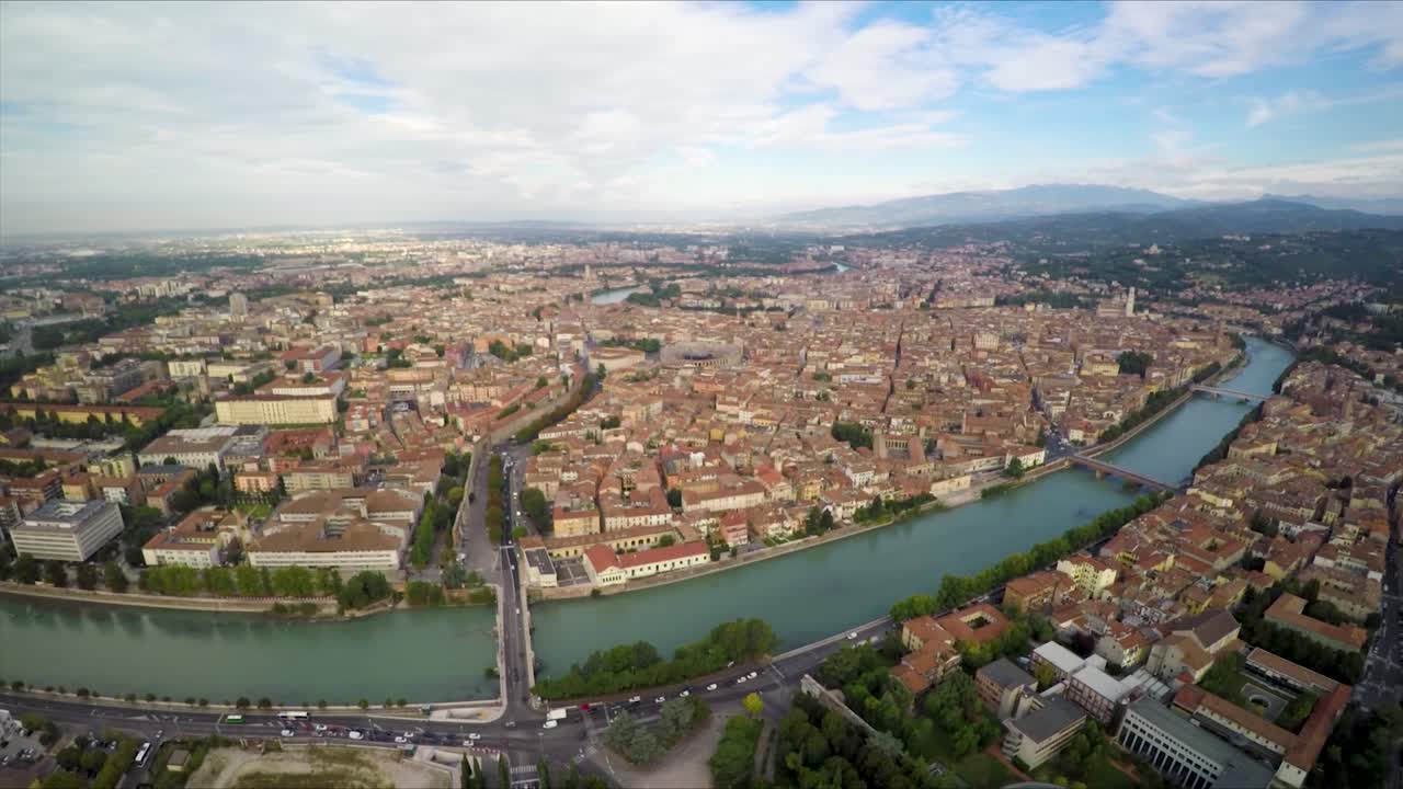 Riprese aeree con drone sulla bellissima città di Verona, Italia.