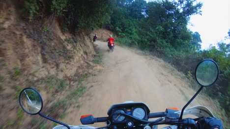 Motocicleta-Pov-Peligroso-Todoterreno-Senderos-De-Montaña-De-Guatemala-Con-Amigos