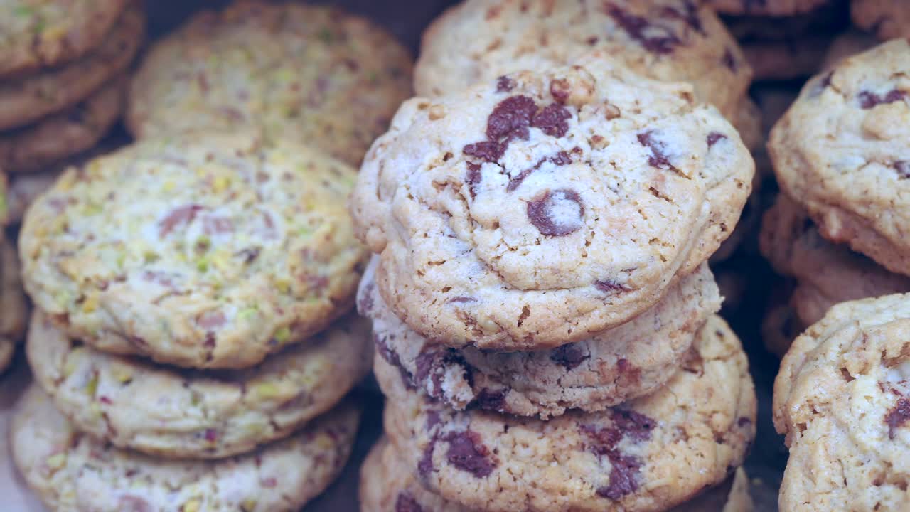 초콜릿  쿠키 와 피스타치오 쿠키 의 어리 의 근접 촬영