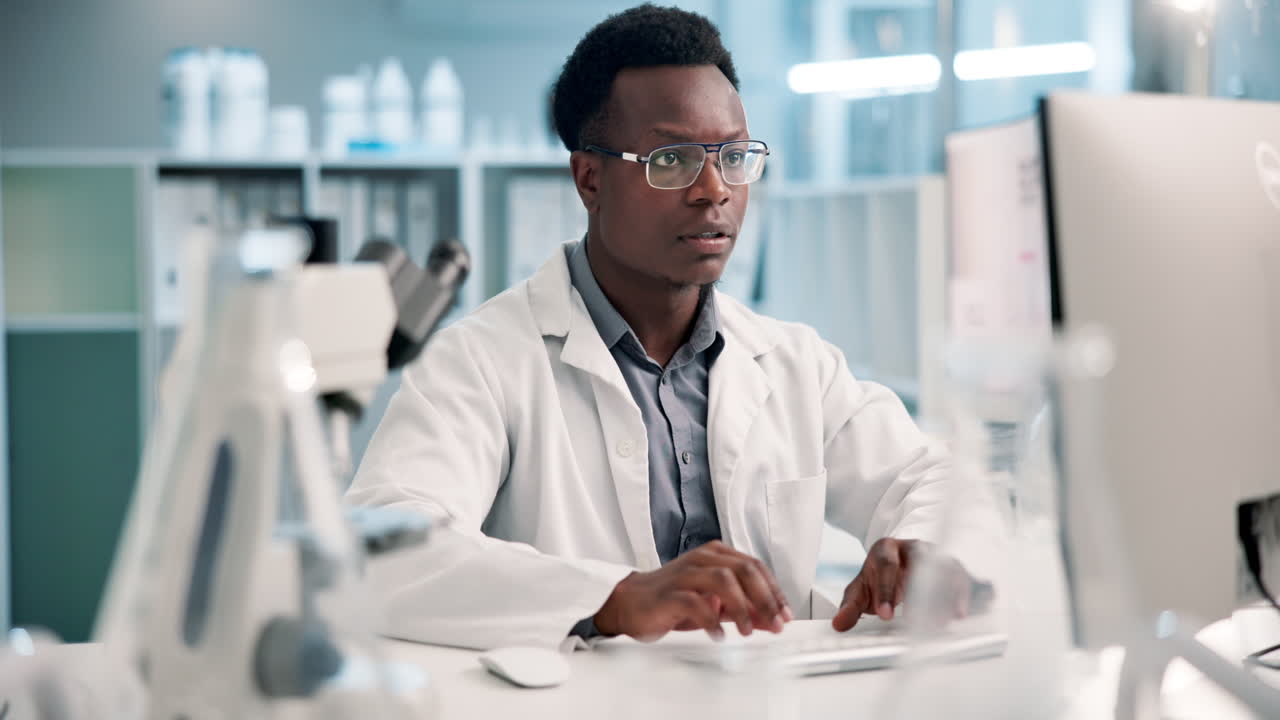 Scienziato che lavora in un laboratorio moderno