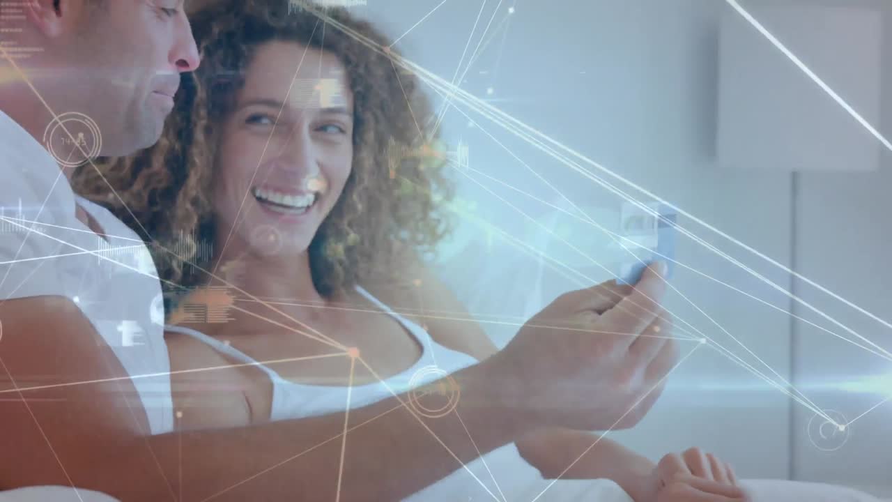 pareja caucásica en distanciamiento social comprando en línea en casa