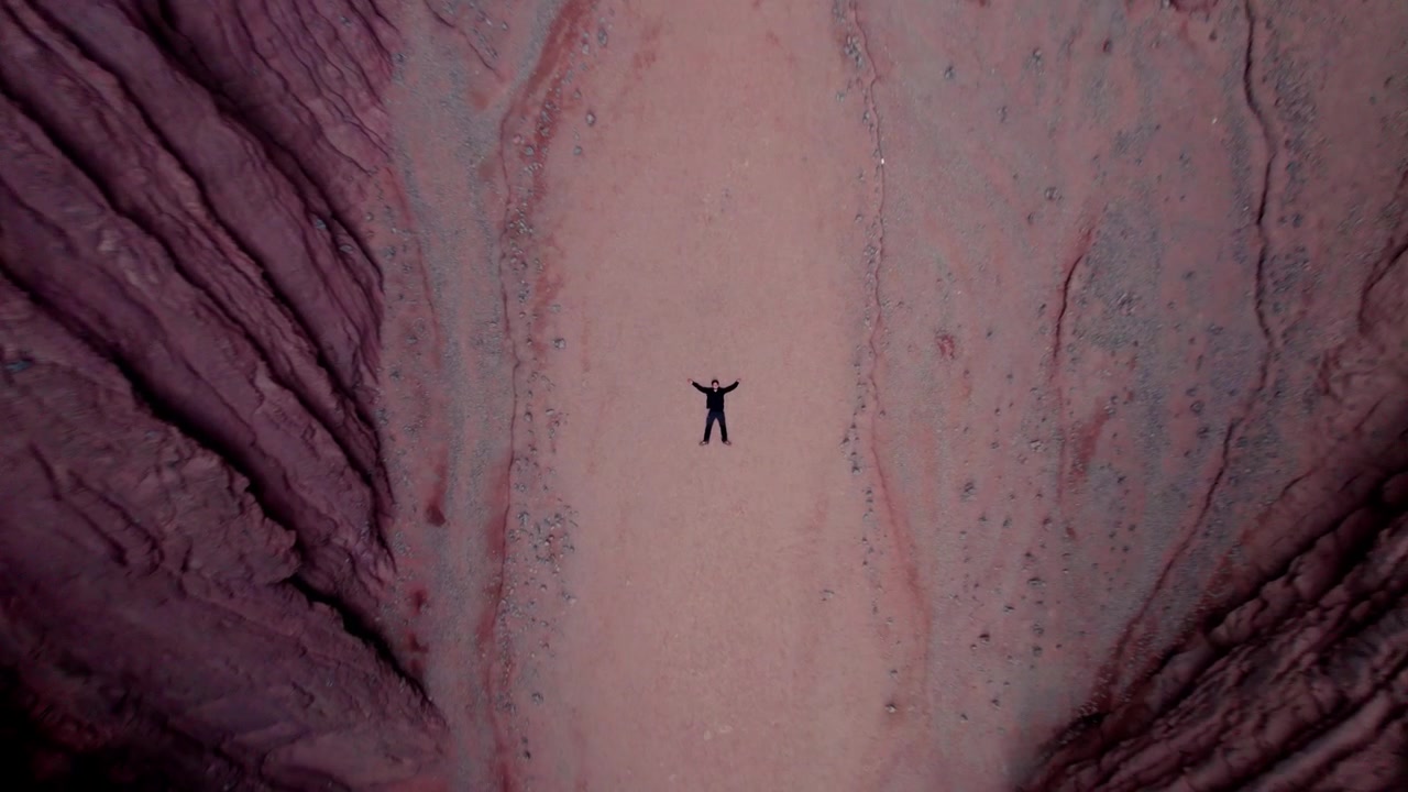 Vista aerea mozzafiato di un drammatico paesaggio canyon che mostra sentieri tortuosi e formazioni naturali.