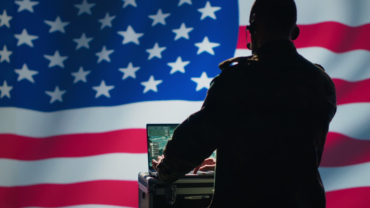 agente de la fuerza aérea de los estados unidos usando radar en su computadora portátil para detectar misiles balísticos entrantes