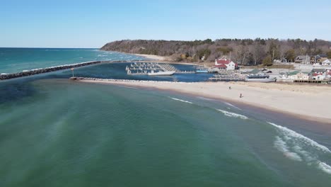 línea costera de leland y muelle de barcos pequeños, vista aérea de drones