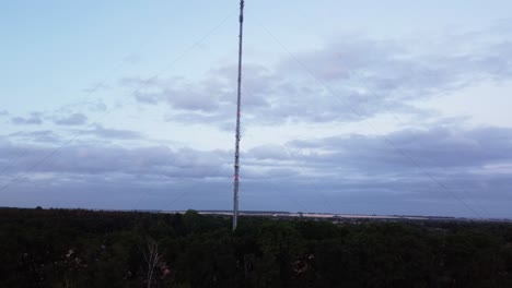 toma aérea de drones de baja a alta de una torre de radio en deepdale, sandy, bedfordshire, reino unido
