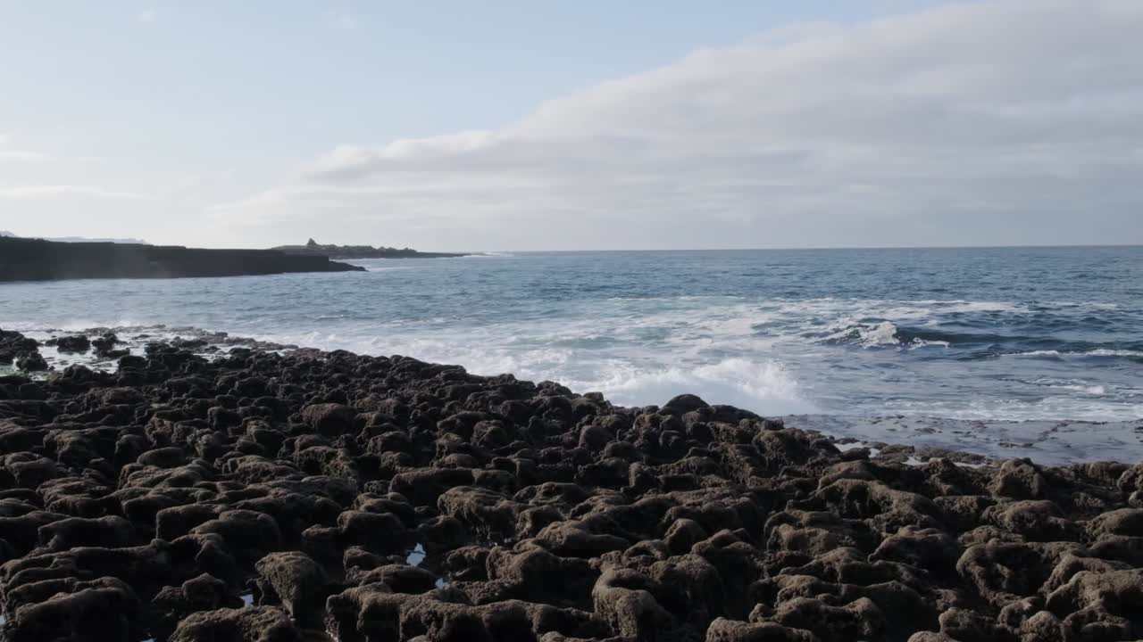 해안을 강타하는 파도의 와이드 샷