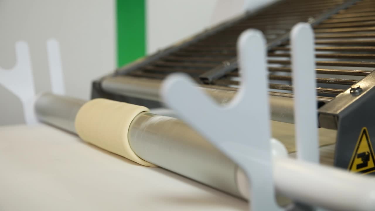 액션에 있는 반죽 롤링 기계