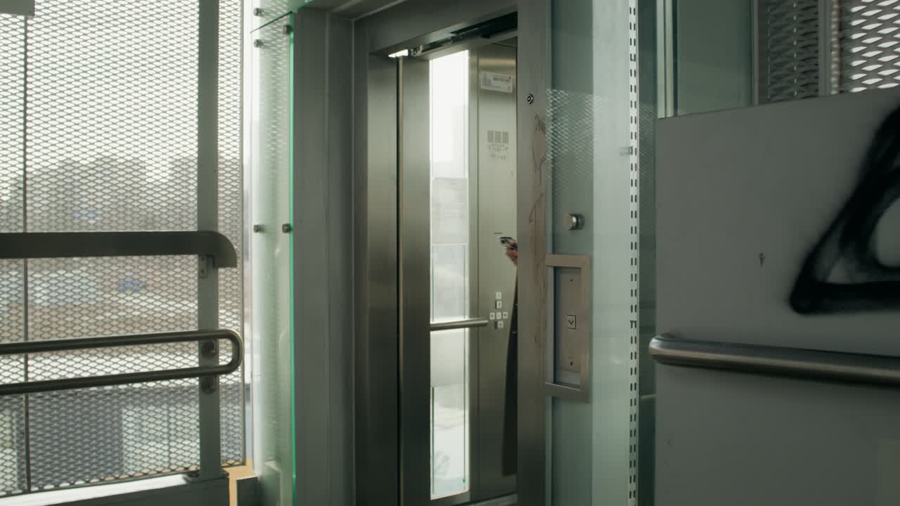 mujer de negocios viajando por la estación de tren