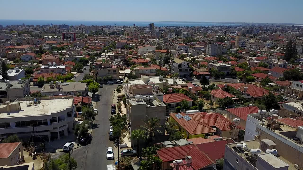 vista aérea de la ciudad de limassol en chipre tomada por drones