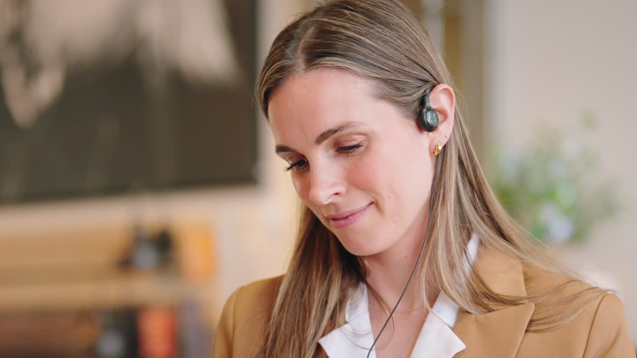Profesjonell kvinne i blazer smiler ned på smarttelefon i butikk, sakte film.