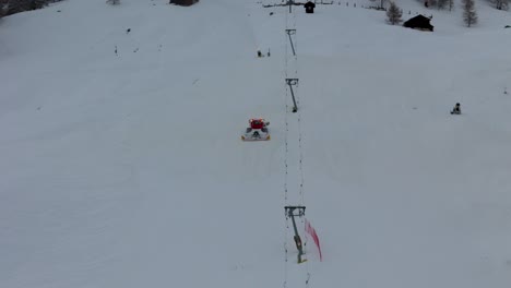 Impresionante-Vídeo-Con-Drones-De-Los-Alpes-De-Livigno:-Picos-Nevados,-Ciudad-Y-Pueblo-De-Montaña,-Ideal-Para-Anuncios-Turísticos-Y-De-Invierno-De-Alta-Calidad.