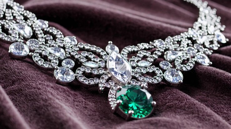 Elegante collana di diamanti e smeraldi su velluto viola