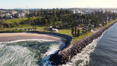 Drone-Vista-Aérea-Escénica-De-Puerto-Rural-Macquarie-Ciudad-Pared-De-Descanso-De-La-Playa-Con-Skatepark-Viajes-Turismo-Hastings-Río-Medio-Costa-Norte-Nsw-Australia-4k