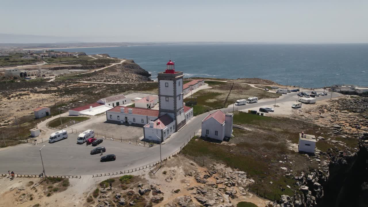 peniche, 바다 및 포르투갈의 해안선에있는 케이프 카르 보에 이로의 등대