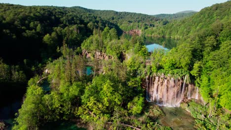 Vista-Pintoresca-Del-Parque-Nacional-De-Los-Lagos-De-Plitvice-En-Medio-De-Una-Exuberante-Vegetación-En-Croacia