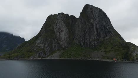 挪威洛福特島 (lofoten) 的哈姆諾伊山 (hamnoy),是挪威最著名的山脈之一這座山脈環繞著一個漁民村莊,而無人機則在海水上空飛翔